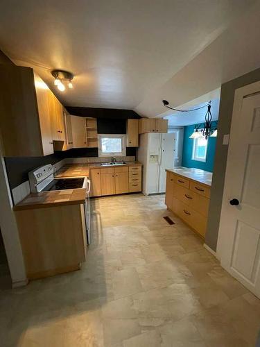 833 7 Avenue, Wainwright, AB - Indoor Photo Showing Kitchen With Double Sink