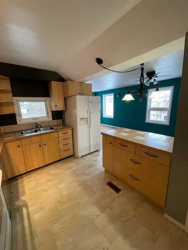 833 7 Avenue, Wainwright, AB - Indoor Photo Showing Kitchen With Double Sink