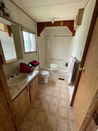 4608 56 Street, Two Hills, AB - Indoor Photo Showing Bathroom