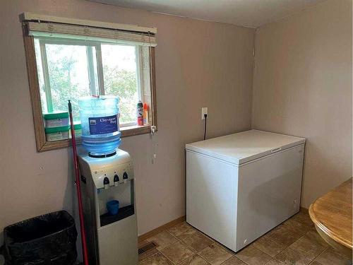 4608 56 Street, Two Hills, AB - Indoor Photo Showing Laundry Room