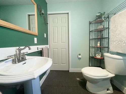 1117 7 Avenue, Wainwright, AB - Indoor Photo Showing Bathroom