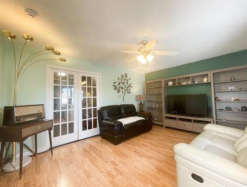 1117 7 Avenue, Wainwright, AB - Indoor Photo Showing Living Room