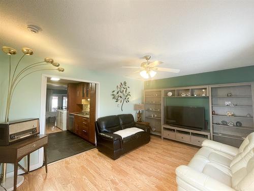 1117 7 Avenue, Wainwright, AB - Indoor Photo Showing Living Room