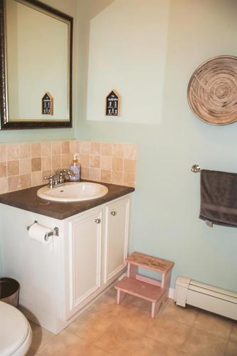 1202 2 Avenue, Wainwright, AB - Indoor Photo Showing Bathroom