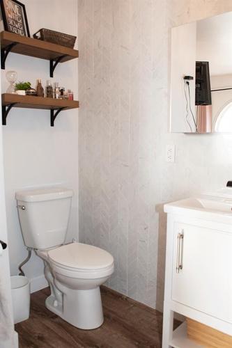 1202 2 Avenue, Wainwright, AB - Indoor Photo Showing Bathroom