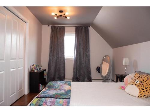 1202 2 Avenue, Wainwright, AB - Indoor Photo Showing Bedroom