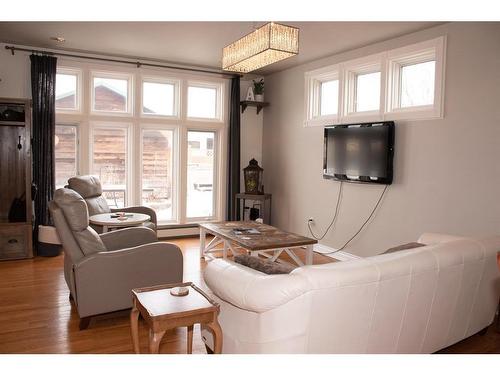 1202 2 Avenue, Wainwright, AB - Indoor Photo Showing Living Room