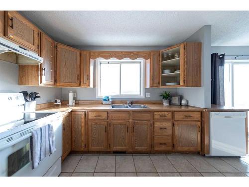 Pt Ne 14-52-25-W3, Rural, SK - Indoor Photo Showing Kitchen With Double Sink