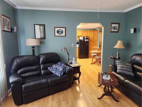 4710 51 Street, Kitscoty, AB - Indoor Photo Showing Living Room