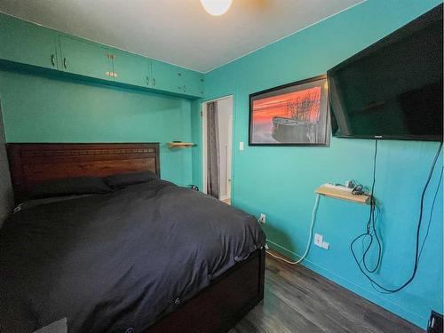 1122 7 Avenue, Wainwright, AB - Indoor Photo Showing Bedroom