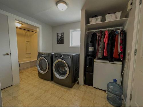 1122 7Th Av., Wainwright, AB - Indoor Photo Showing Laundry Room
