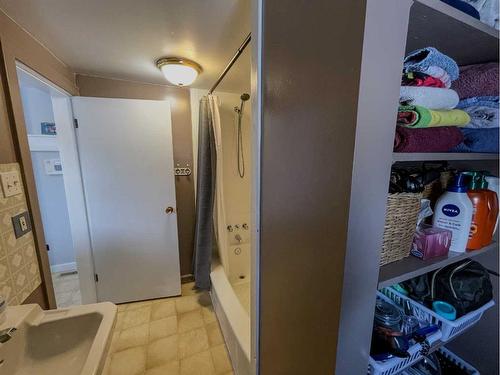 1122 7 Avenue, Wainwright, AB - Indoor Photo Showing Bathroom