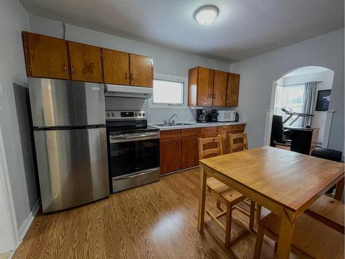 1122 7Th Av., Wainwright, AB - Indoor Photo Showing Kitchen With Double Sink