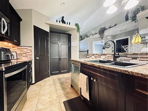 4719 14 Street, Lloydminster, SK - Indoor Photo Showing Kitchen With Double Sink With Upgraded Kitchen