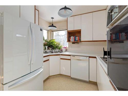 4817 37 Street, Lloydminster, SK - Indoor Photo Showing Kitchen With Double Sink