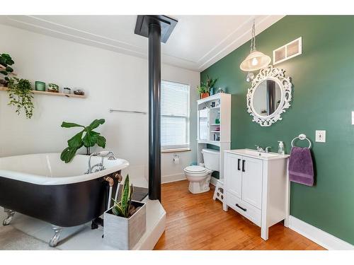 5227 50 Street, Lloydminster, AB - Indoor Photo Showing Bathroom