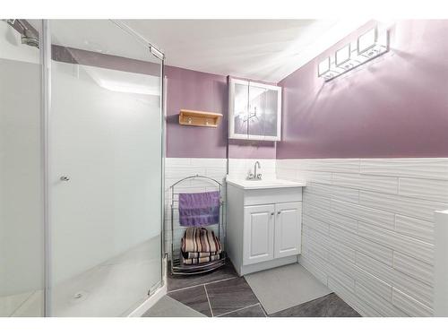 5227 50 Street, Lloydminster, AB - Indoor Photo Showing Bathroom