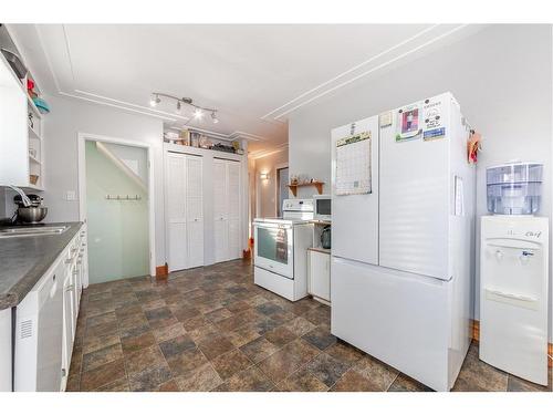 5227 50 Street, Lloydminster, AB - Indoor Photo Showing Kitchen