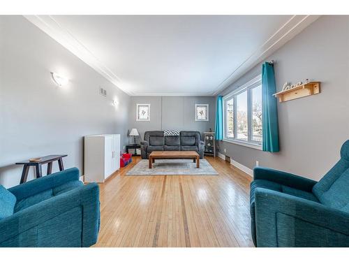 5227 50 Street, Lloydminster, AB - Indoor Photo Showing Living Room