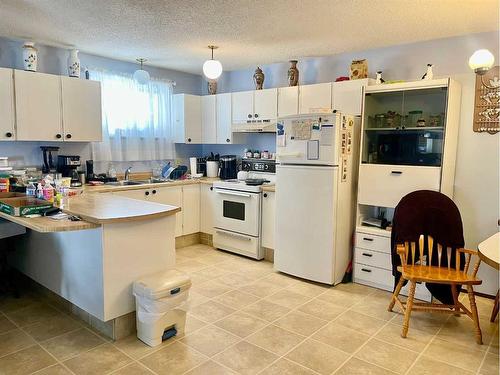 1114 4 Avenue, Wainwright, AB - Indoor Photo Showing Kitchen With Double Sink