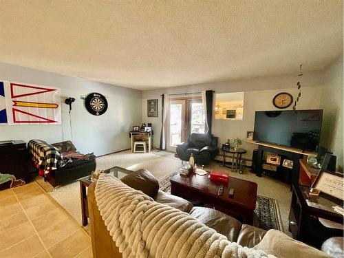 1114 4 Avenue, Wainwright, AB - Indoor Photo Showing Living Room