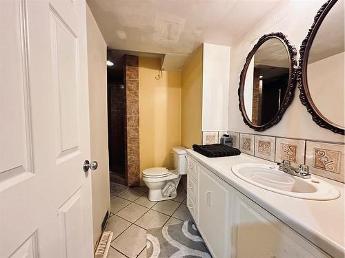 3205 53 Avenue, Lloydminster, AB - Indoor Photo Showing Bathroom