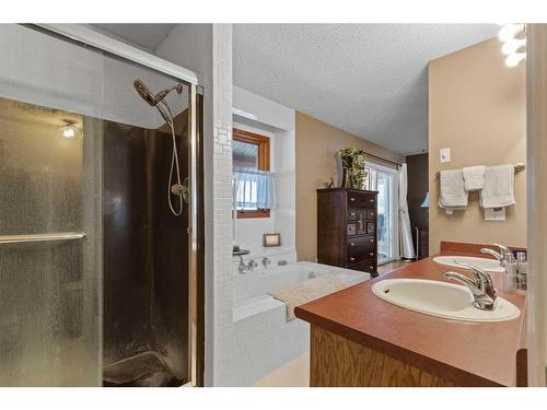 2902 58 Avenue, Lloydminster, AB - Indoor Photo Showing Bathroom
