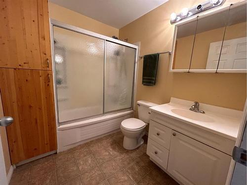 1306 15 Street, Wainwright, AB - Indoor Photo Showing Bathroom