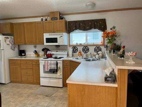 5102 51St Avenue, Blackfoot, AB - Indoor Photo Showing Kitchen With Double Sink
