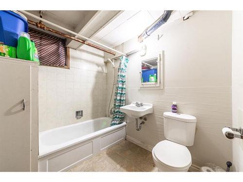 5416 50 Street, Lloydminster, AB - Indoor Photo Showing Bathroom