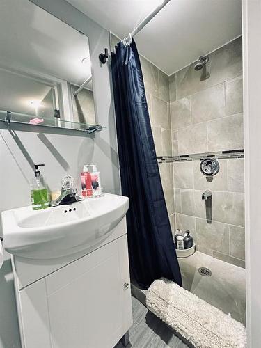 5513 52 Street, Lloydminster, AB - Indoor Photo Showing Bathroom