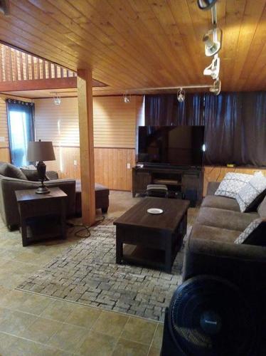 473035 Hwy 41, Rural Vermilion River, County Of, AB - Indoor Photo Showing Living Room