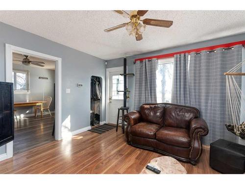 5116 54 Street, Lloydminster, AB - Indoor Photo Showing Living Room