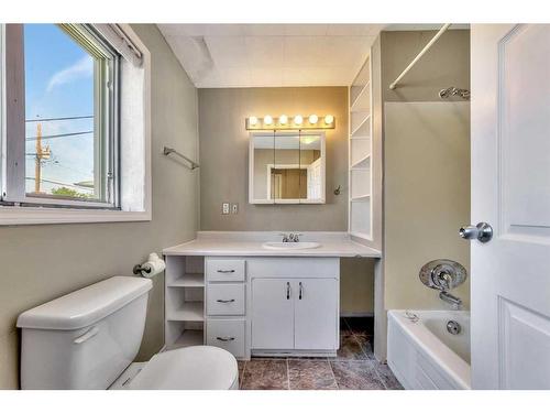 5508 50 Street, Lloydminster, AB - Indoor Photo Showing Bathroom