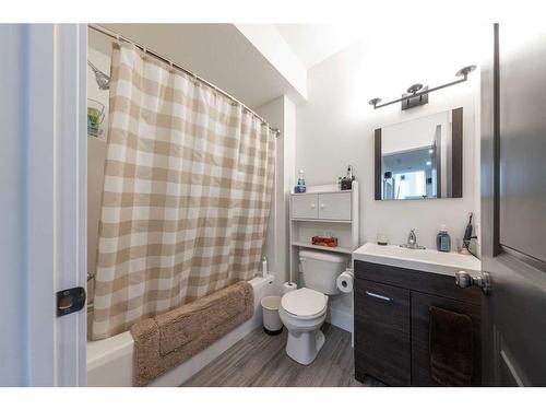6202 17 Street Close, Lloydminster, AB - Indoor Photo Showing Bathroom