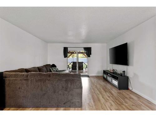 3005 45A Avenue, Lloydminster, SK - Indoor Photo Showing Living Room