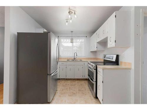 4905 53 Avenue, Kitscoty, AB - Indoor Photo Showing Kitchen