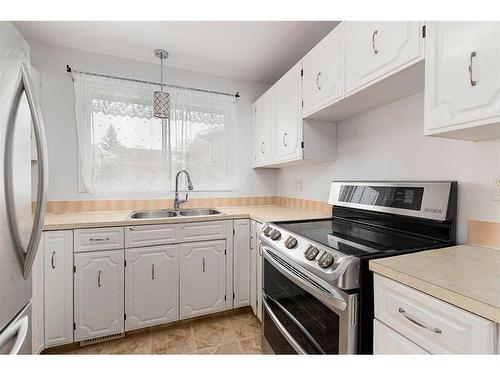 4905 53 Avenue, Kitscoty, AB - Indoor Photo Showing Kitchen With Double Sink