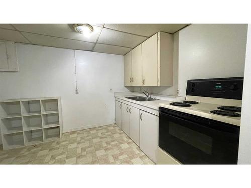 814 10 St., Wainwright, AB - Indoor Photo Showing Kitchen With Double Sink