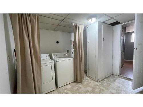 814 10 St., Wainwright, AB - Indoor Photo Showing Laundry Room