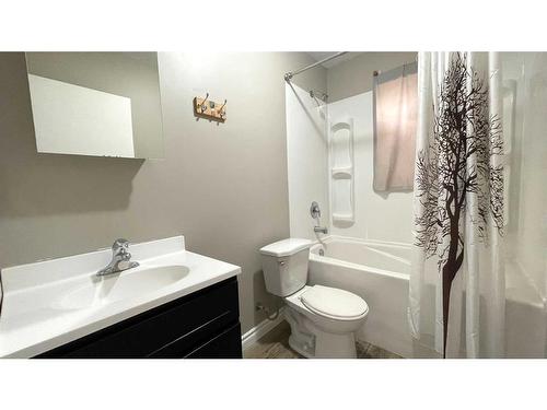 814 10 St., Wainwright, AB - Indoor Photo Showing Bathroom