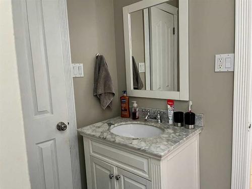 5205 29 Street, Lloydminster, AB - Indoor Photo Showing Bathroom