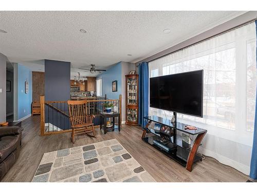 5616 42 Street, Lloydminster, AB - Indoor Photo Showing Living Room