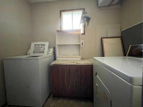 405 Mcconnell Drive, Maidstone, SK - Indoor Photo Showing Laundry Room