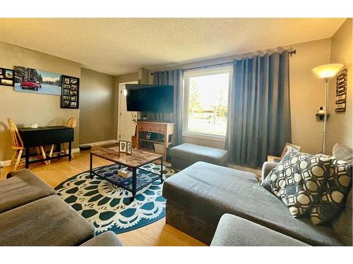 822 10 Street, Wainwright, AB - Indoor Photo Showing Living Room