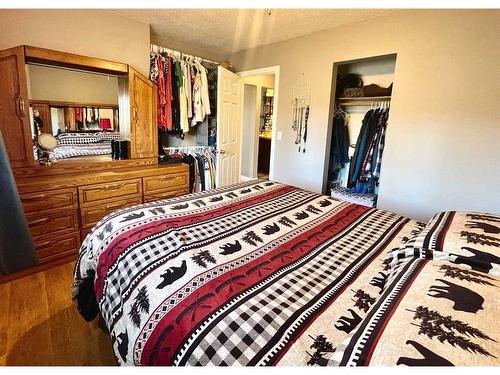 822 10 Street, Wainwright, AB - Indoor Photo Showing Bedroom