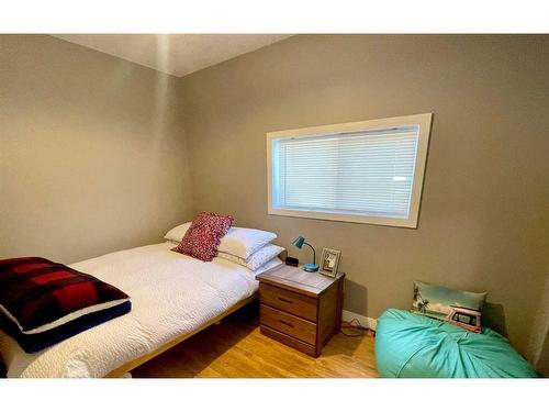 822 10 Street, Wainwright, AB - Indoor Photo Showing Bedroom