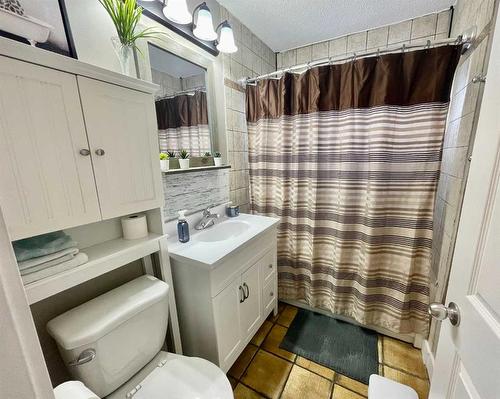 822 10 Street, Wainwright, AB - Indoor Photo Showing Bathroom