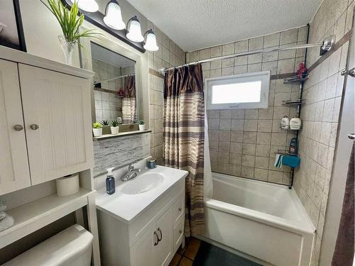 822 10 Street, Wainwright, AB - Indoor Photo Showing Bathroom