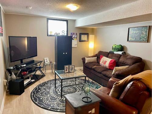 822 10 Street, Wainwright, AB - Indoor Photo Showing Living Room
